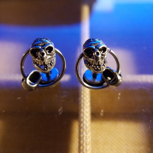 Unisex SKull Earrings - Picture 6 of 7